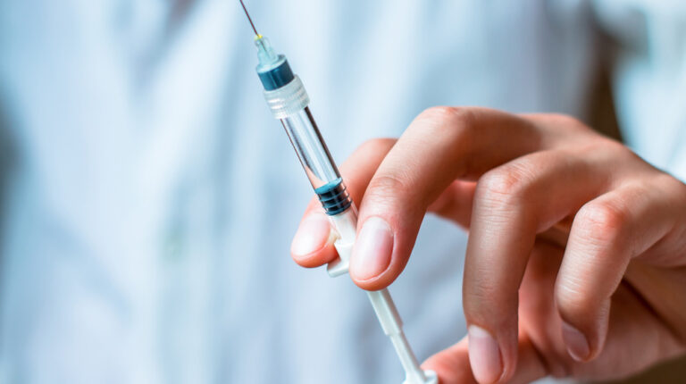 syringe-close-up-Why-Cortisone-Shots-Are-Bad-for-You-Long-term-and-How-PRP-Therapy-is-Better-for-Pain-Management-feat-ss
