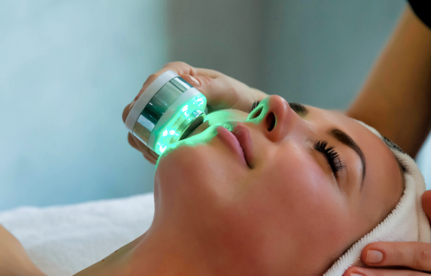 Beautician-doing-led-light-therapy-3-Application-of-Cell-Light