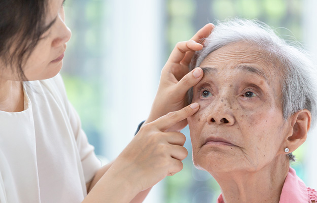 VGH-Ophthalmologist-examining-eyes-of-asian-elderly-woman-in-clinic-ss-Age-Related-Macular-Degeneration-101