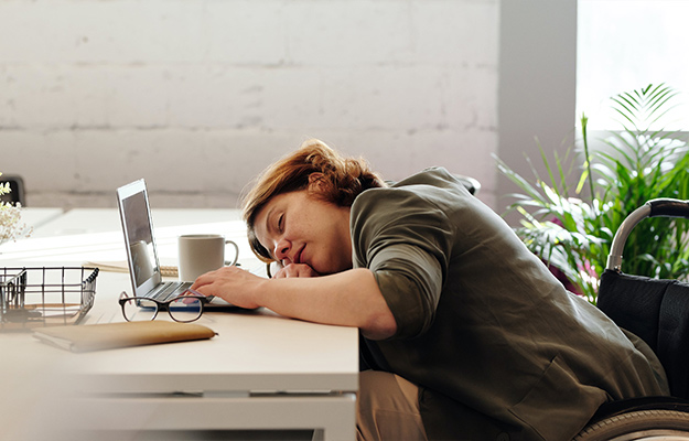 Woman-Leaning-on-Her-Table-What-Are-The-Symptoms-of-Chronic-Fatigue-Syndrome-px-body