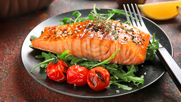 grilled-salmon-with-tomatoes-and-salad-Omega-3-Fatty-Acids-ss